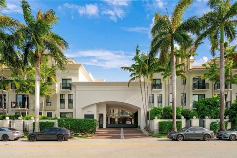 Townhouse in Bay Harbor Islands, Florida 4 bedrooms, 248.51 sq.m. № 2069638 - photo 18