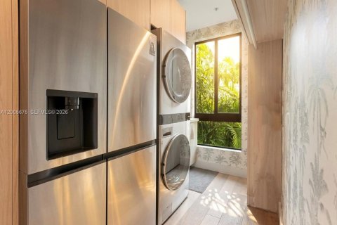 Townhouse in Bay Harbor Islands, Florida 4 bedrooms, 248.51 sq.m. № 2069638 - photo 3