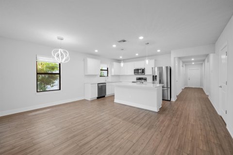 Casa en venta en Lauderdale Lakes, Florida, 4 dormitorios, 169.83 m2 № 2377298 - foto 4
