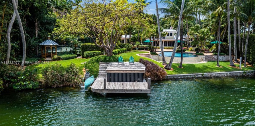 House in Coral Gables, Florida 4 bedrooms, 488.39 sq.m. № 2000950