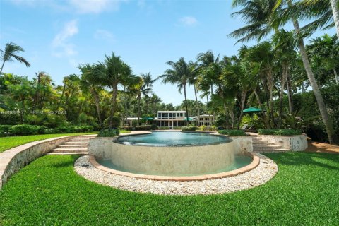 House in Coral Gables, Florida 4 bedrooms, 488.39 sq.m. № 2000950 - photo 20