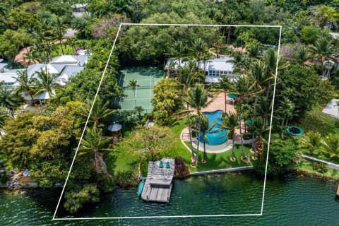 House in Coral Gables, Florida 4 bedrooms, 488.39 sq.m. № 2000950 - photo 22