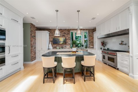 House in Coral Gables, Florida 4 bedrooms, 488.39 sq.m. № 2000950 - photo 5