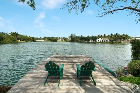 House in Coral Gables, Florida 4 bedrooms, 488.39 sq.m. № 2000950 - photo 9