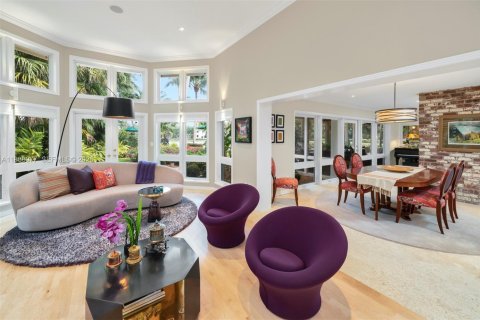 House in Coral Gables, Florida 4 bedrooms, 488.39 sq.m. № 2000950 - photo 12