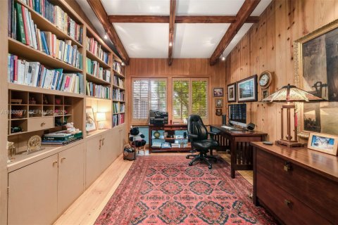 House in Coral Gables, Florida 4 bedrooms, 488.39 sq.m. № 2000950 - photo 16