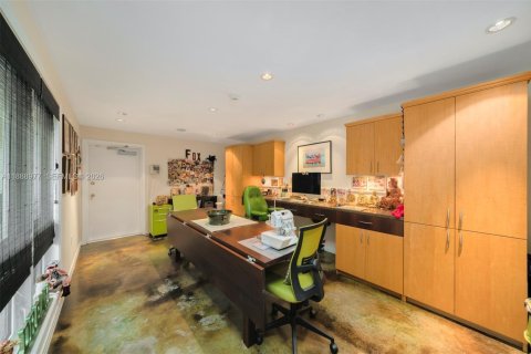 House in Coral Gables, Florida 4 bedrooms, 488.39 sq.m. № 2000950 - photo 18