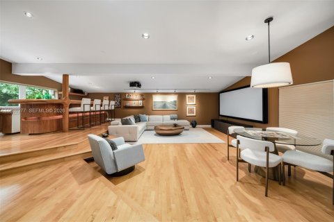 House in Coral Gables, Florida 4 bedrooms, 488.39 sq.m. № 2000950 - photo 15