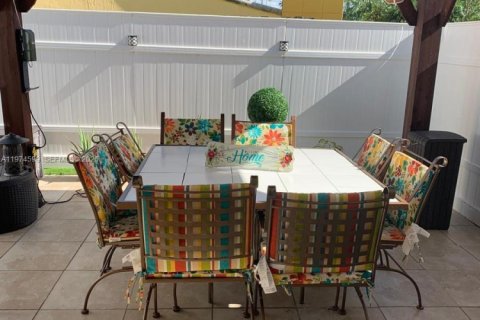 Townhouse in Miami, Florida 4 bedrooms, 184.41 sq.m. № 2040930 - photo 18