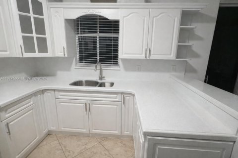 Townhouse in Miami, Florida 4 bedrooms, 184.41 sq.m. № 2040930 - photo 7