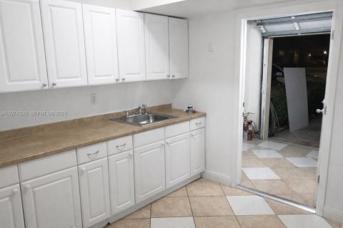 Townhouse in Miami, Florida 4 bedrooms, 184.41 sq.m. № 2040930 - photo 15