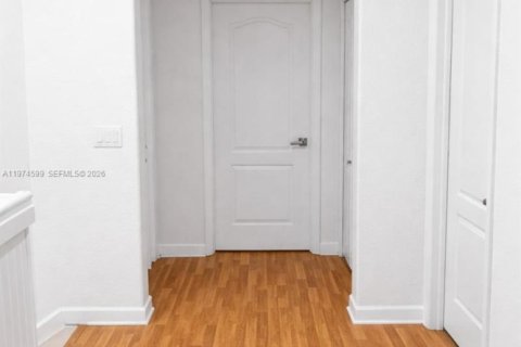 Townhouse in Miami, Florida 4 bedrooms, 184.41 sq.m. № 2040930 - photo 13