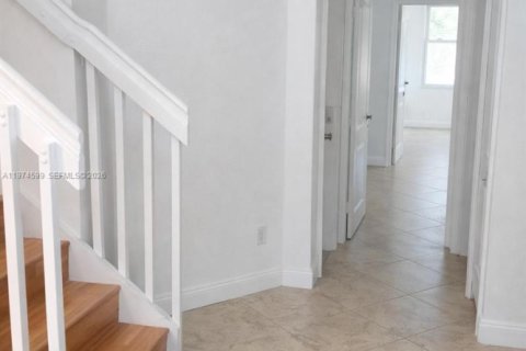 Townhouse in Miami, Florida 4 bedrooms, 184.41 sq.m. № 2040930 - photo 2