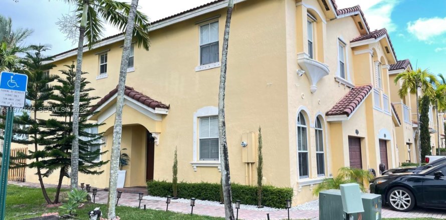 Townhouse in Miami, Florida 4 bedrooms, 184.41 sq.m. № 2040930