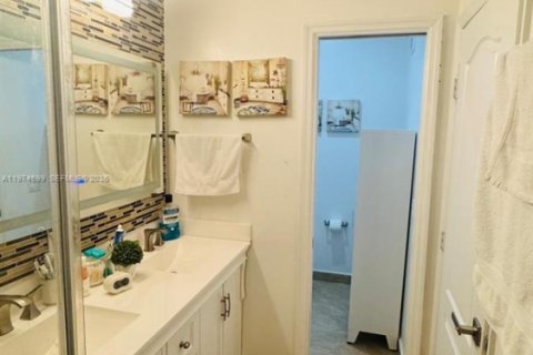 Townhouse in Miami, Florida 4 bedrooms, 184.41 sq.m. № 2040930 - photo 17