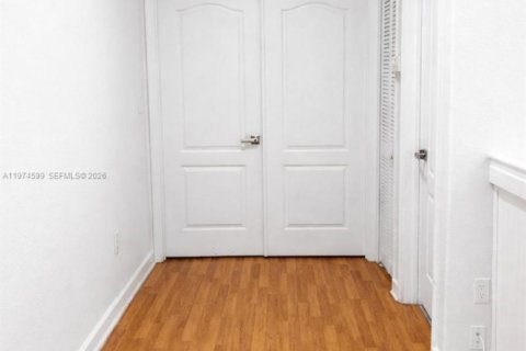 Townhouse in Miami, Florida 4 bedrooms, 184.41 sq.m. № 2040930 - photo 12