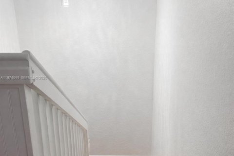 Townhouse in Miami, Florida 4 bedrooms, 184.41 sq.m. № 2040930 - photo 4