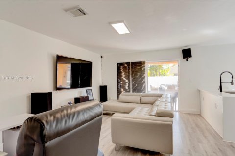 House in Pembroke Pines, Florida 3 bedrooms № 2146460 - photo 12