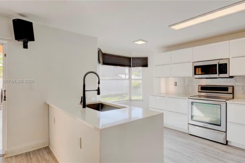 House in Pembroke Pines, Florida 3 bedrooms № 2146460 - photo 16