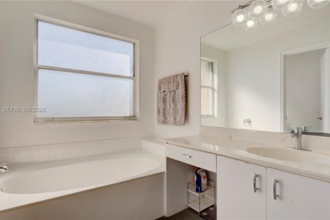 House in Pembroke Pines, Florida 3 bedrooms № 2146460 - photo 28