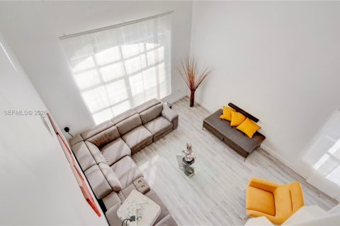 House in Pembroke Pines, Florida 3 bedrooms № 2146460 - photo 9