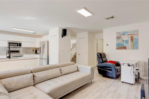 House in Pembroke Pines, Florida 3 bedrooms № 2146460 - photo 14