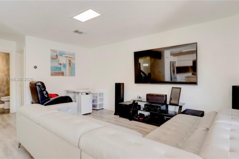 House in Pembroke Pines, Florida 3 bedrooms № 2146460 - photo 15