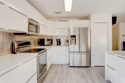 House in Pembroke Pines, Florida 3 bedrooms № 2146460 - photo 18