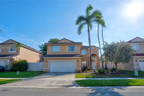 House in Pembroke Pines, Florida 3 bedrooms № 2146460 - photo 2