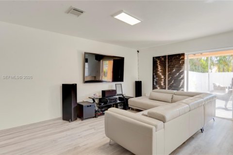 House in Pembroke Pines, Florida 3 bedrooms № 2146460 - photo 13