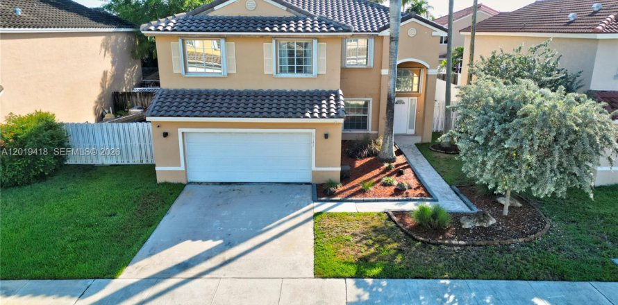 House in Pembroke Pines, Florida 3 bedrooms № 2146460