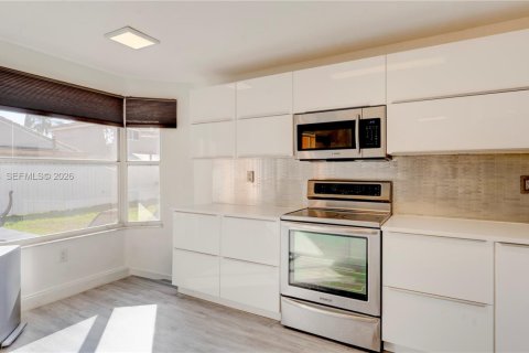 House in Pembroke Pines, Florida 3 bedrooms № 2146460 - photo 17