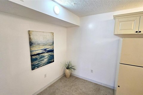 Condo in Tarpon Springs, Florida, 2 bedrooms  № 1900764 - photo 17