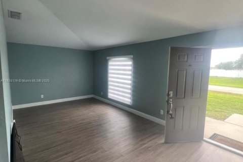 House in Cape Coral, Florida 3 bedrooms № 1872349 - photo 3