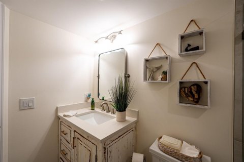 Condo in Jensen Beach, Florida, 2 bedrooms  № 2078184 - photo 24