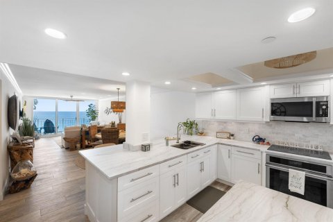 Condo in Jensen Beach, Florida, 2 bedrooms  № 2078184 - photo 12