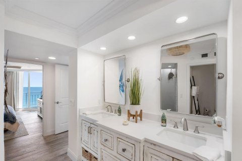 Condo in Jensen Beach, Florida, 2 bedrooms  № 2078184 - photo 28