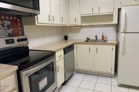Condo in Hallandale Beach, Florida, 1 bedroom  № 1863985 - photo 10