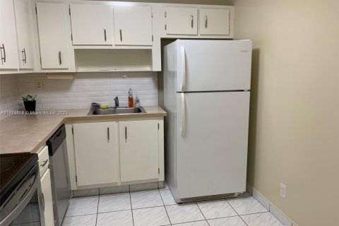 Condo in Hallandale Beach, Florida, 1 bedroom  № 1863985 - photo 9