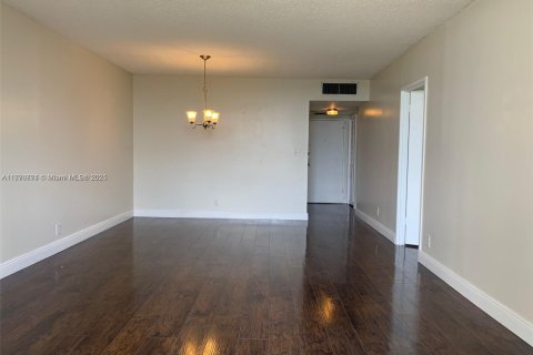 Condo in Hallandale Beach, Florida, 1 bedroom  № 1863985 - photo 6