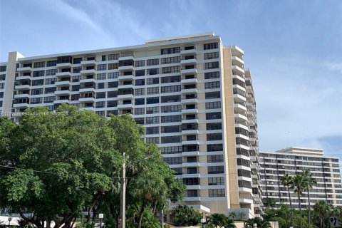 Condo in Hallandale Beach, Florida, 1 bedroom  № 1863985 - photo 2