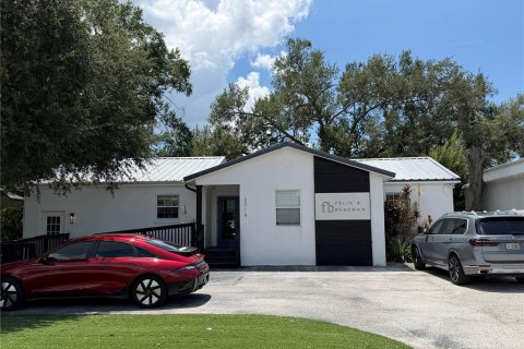 Commercial property in Tampa, Florida 184.69 sq.m. № 2319162