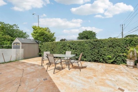 Villa ou maison à vendre à Miami, Floride: 3 chambres, 179.39 m2 № 1976002 - photo 16