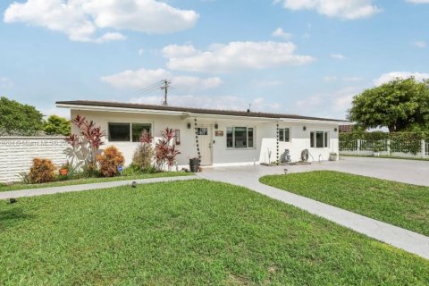 Villa ou maison à vendre à Miami, Floride: 3 chambres, 179.39 m2 № 1976002 - photo 1