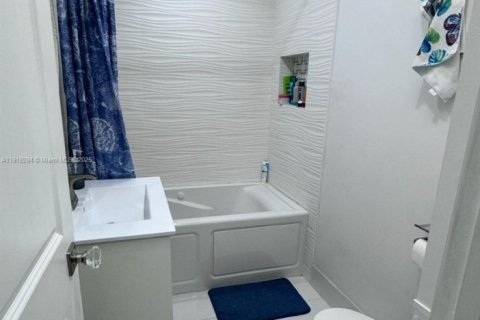 Villa ou maison à vendre à Miami, Floride: 3 chambres, 179.39 m2 № 1976002 - photo 12