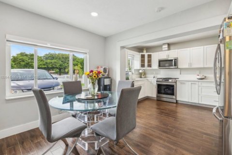 Villa ou maison à vendre à Miami, Floride: 3 chambres, 179.39 m2 № 1976002 - photo 8