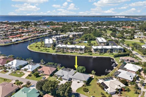 Villa ou maison à vendre à Punta Gorda, Floride: 3 chambres, 231.14 m2 № 2425574 - photo 6