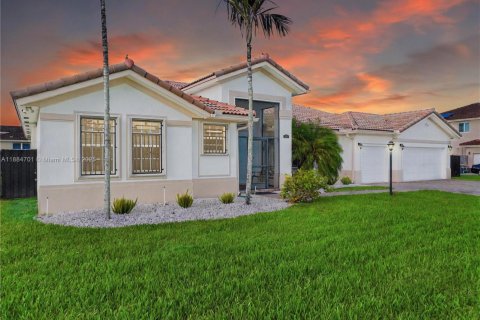 Villa ou maison à vendre à Miami, Floride: 4 chambres, 251.11 m2 № 2015878 - photo 3