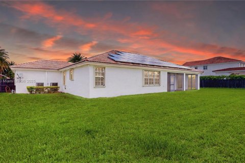 Villa ou maison à vendre à Miami, Floride: 4 chambres, 251.11 m2 № 2015878 - photo 2