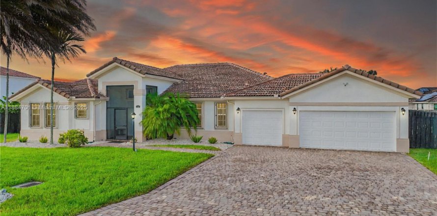 Villa ou maison à Miami, Floride 4 chambres, 251.11 m2 № 2015878